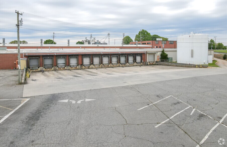 2020 W Front St, Statesville, NC à louer - Photo principale – Image 1 sur 16