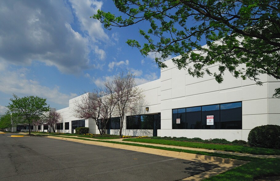 4115 Pleasant Valley Rd, Chantilly, VA à louer - Photo de l’immeuble – Image 1 sur 9