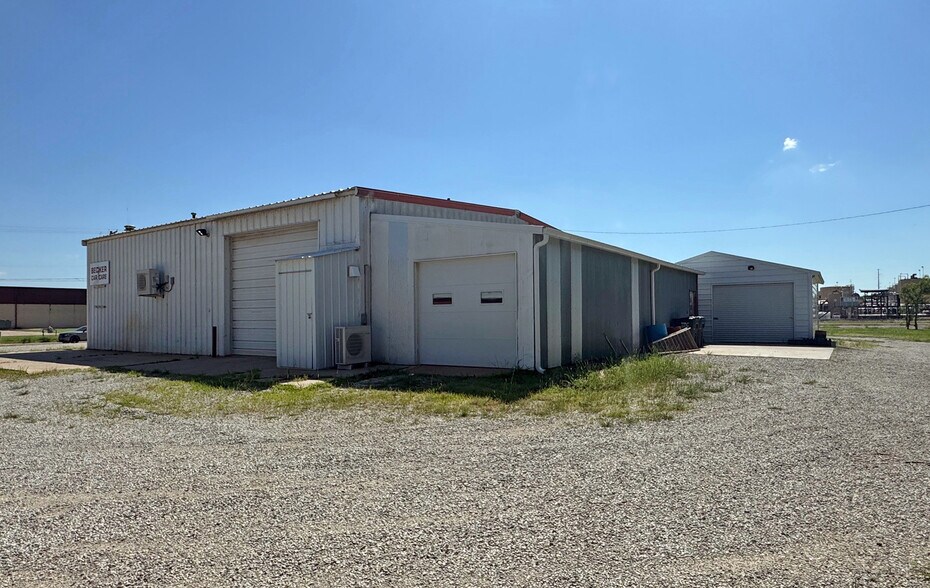 109 Industrial Rd, Halstead, KS à vendre - Photo de l’immeuble – Image 2 sur 14