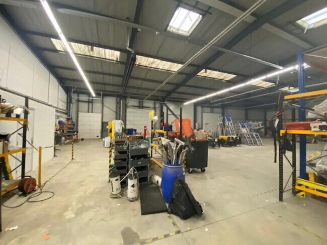 Plus de détails pour Local d'activités à louer