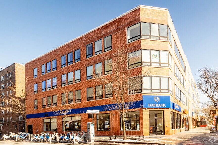 74-09 37th Ave, Jackson Heights, NY à louer - Photo de l’immeuble – Image 1 sur 12