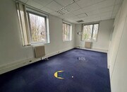 Bureau lumineux et spacieux avec vue sur l'extérieur.