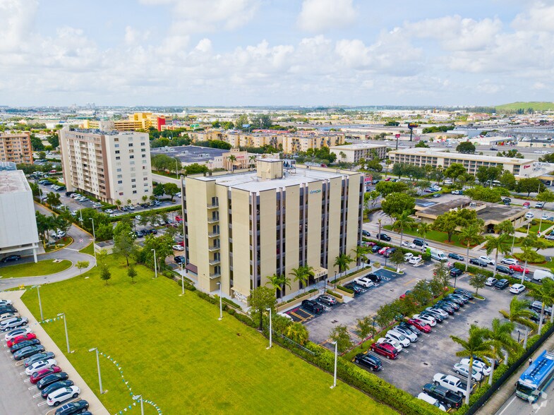 1840 W 49th St, Hialeah, FL à louer - Photo de l’immeuble – Image 1 sur 13
