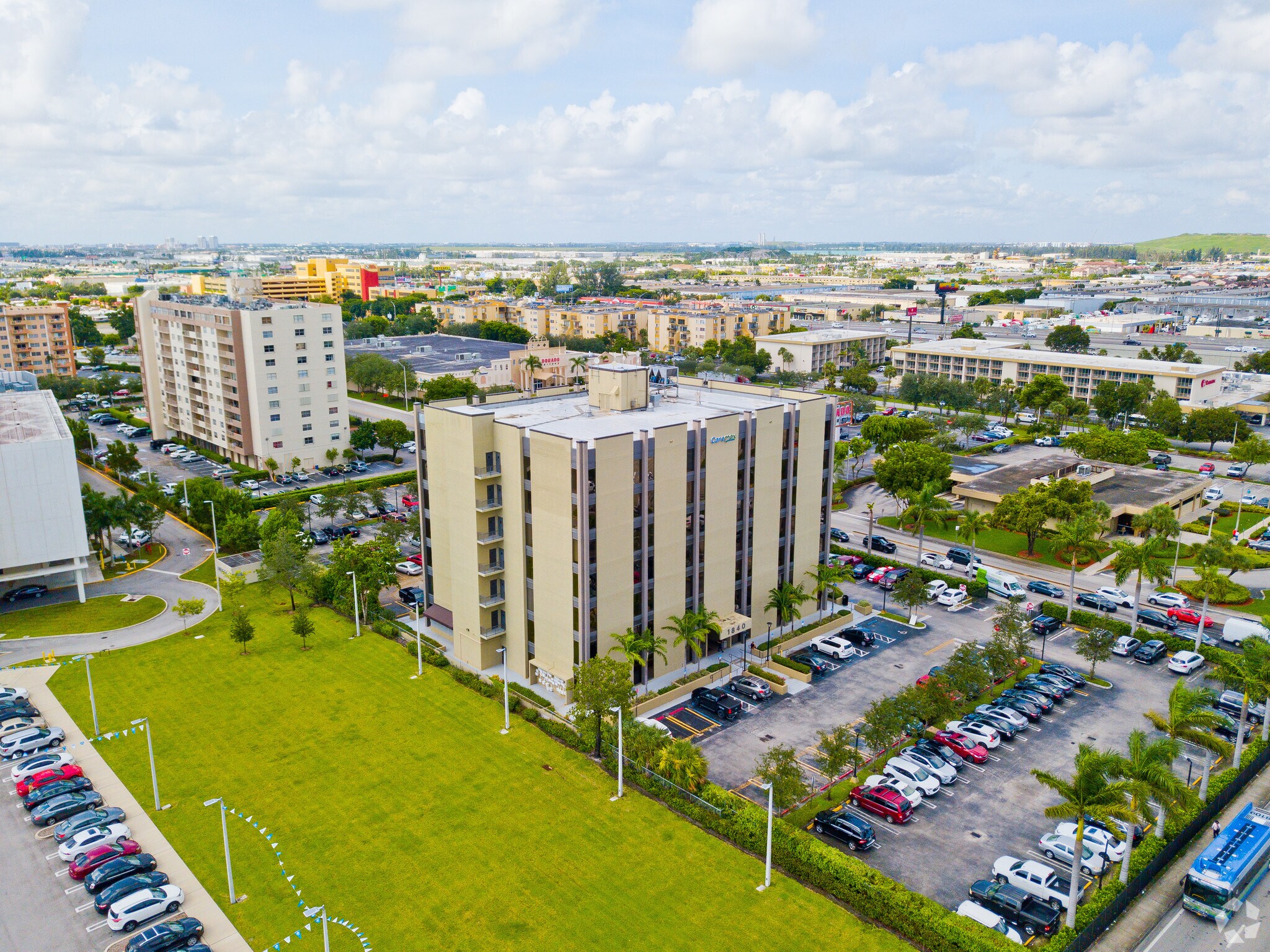 1840 W 49th St, Hialeah, FL à louer Photo de l’immeuble– Image 1 sur 14