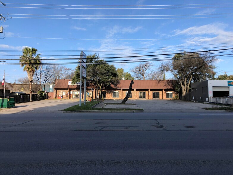 5610 N Lamar Blvd, Austin, TX à louer - Photo de l’immeuble – Image 2 sur 8