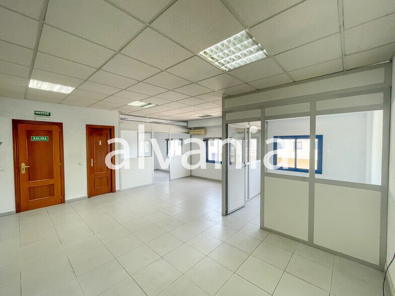Calle Fisicas, 62, Alcorcón, Madrid à louer - Photo de l’immeuble – Image 3 sur 5