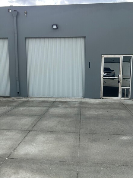 15601 Producer Ln, Huntington Beach, CA à louer - Photo de l’immeuble – Image 3 sur 8