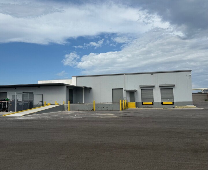 3900 W Coachman Ave, Tampa, FL à louer - Photo de l’immeuble – Image 3 sur 24