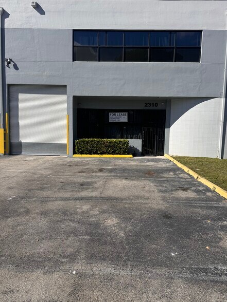 2310 NW 102nd Pl, Doral, FL à louer - Photo de l’immeuble – Image 2 sur 4