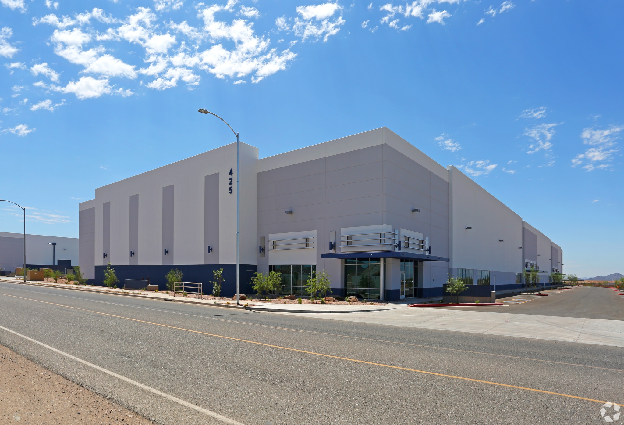 325 E Pinnacle Peak Rd, Phoenix, AZ à louer Photo de l’immeuble– Image 1 sur 5