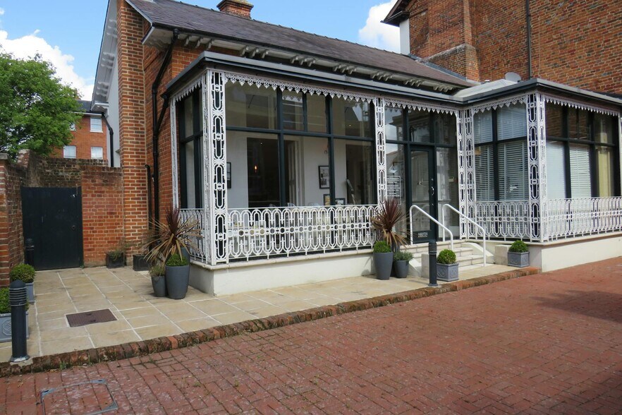 High St, Hartley Wintney à louer - Photo de l’immeuble – Image 2 sur 4