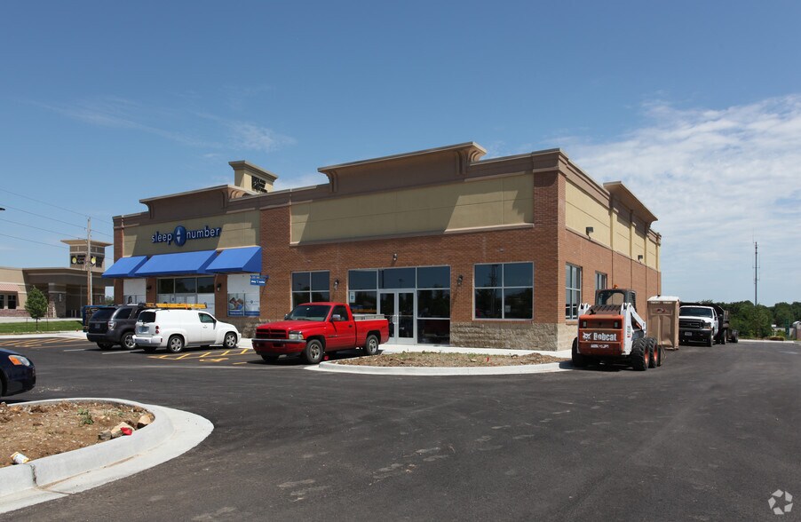 701 NE Coronado Dr, Blue Springs, MO à louer - Photo de l’immeuble – Image 2 sur 2