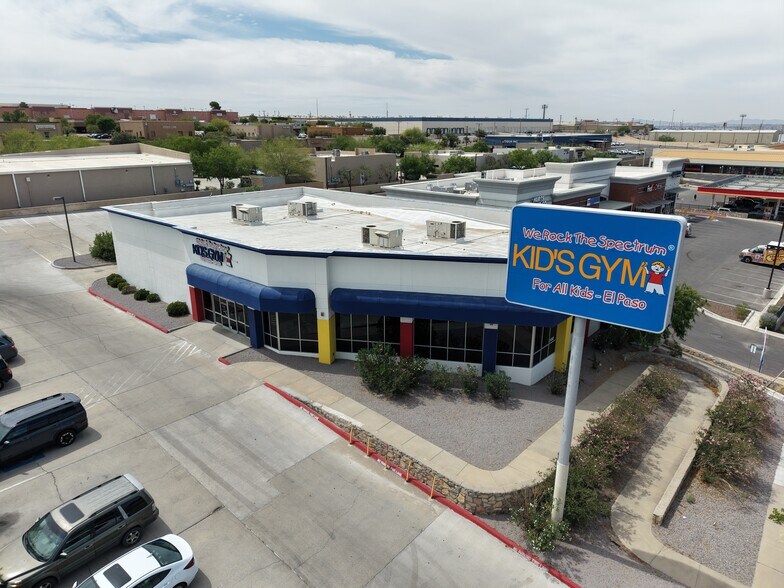 1410 N Lee Trevino Dr, El Paso, TX à louer - Photo de l’immeuble – Image 1 sur 6