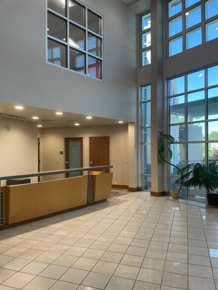 3600 Digital Dr, Dubuque, IA à vendre - Hall d’entrée – Image 2 sur 16