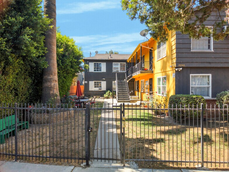 20542 Hartland St, Winnetka, CA à vendre - Photo de l’immeuble – Image 3 sur 21