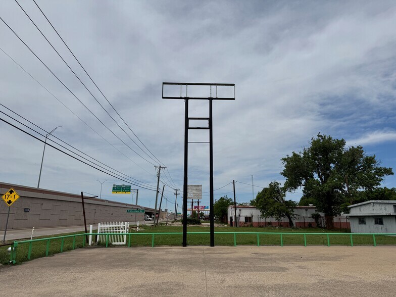 3444 N Interstate 35 E, Lancaster, TX à louer - Photo de l’immeuble – Image 2 sur 3