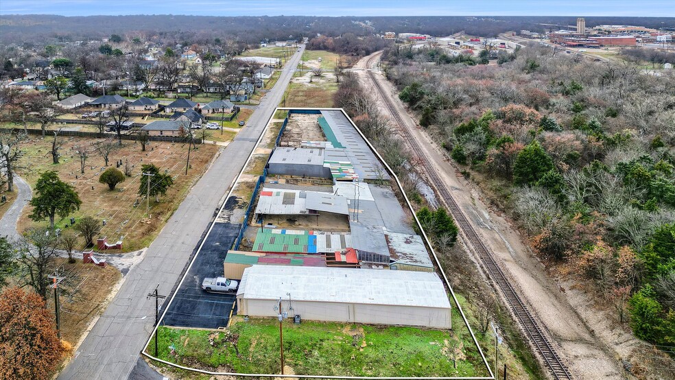 630 N Travis Ave, Denison, TX à louer - Photo de l’immeuble – Image 2 sur 13