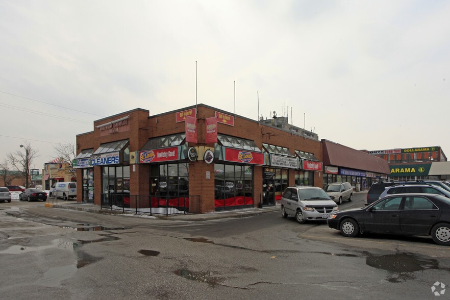 10620 Yonge St, Richmond Hill, ON à vendre - Photo principale – Image 1 sur 6