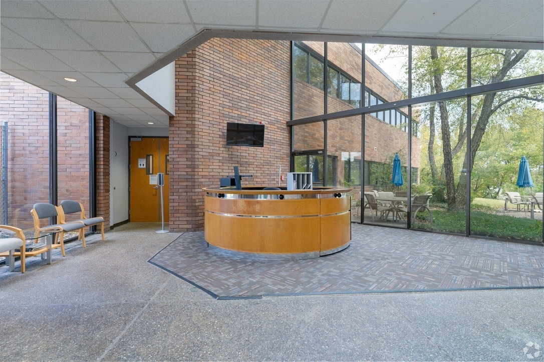 945-951 Hornet Dr, Hazelwood, MO à louer Hall d’entrée– Image 1 sur 14