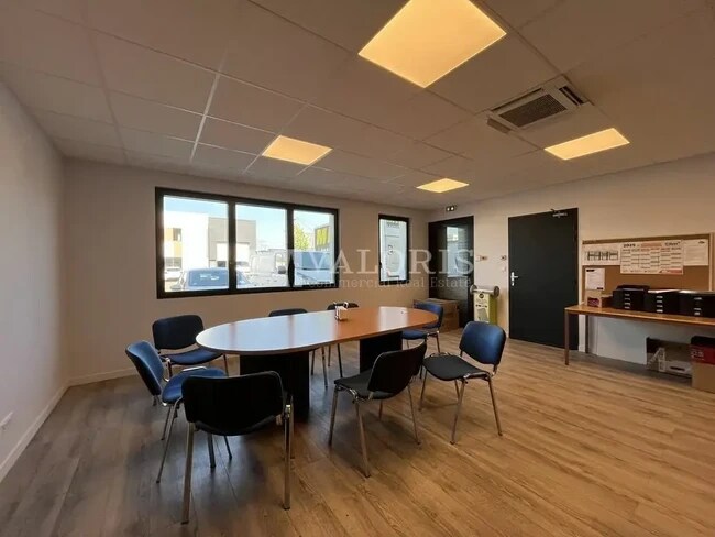 Plus de détails pour Local d'activités à louer