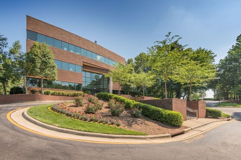 401 Harrison Oaks Blvd, Cary, NC à louer - Photo de l’immeuble – Image 2 sur 11