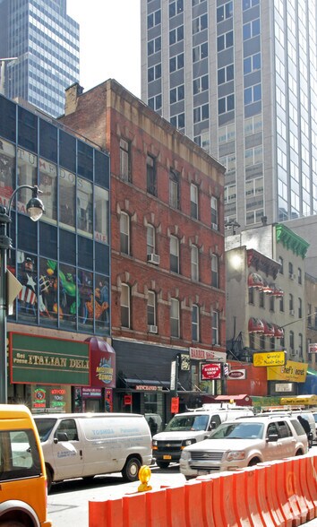 131-133 E 45th St, New York, NY à louer - Photo de l’immeuble – Image 1 sur 3
