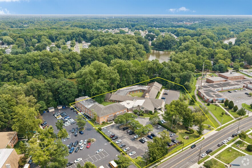 190 N Evergreen Ave, Woodbury, NJ à vendre - Photo de l’immeuble – Image 1 sur 34