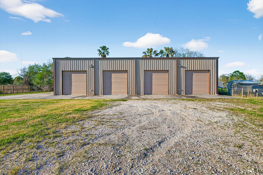 5901 County Road 675B, Rosharon, TX à louer - Photo principale – Image 1 sur 22