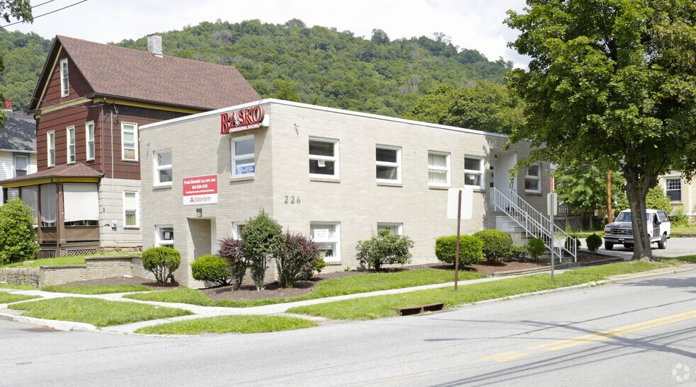 226 Ohio St, Johnstown, PA à vendre - Photo de l’immeuble – Image 1 sur 16