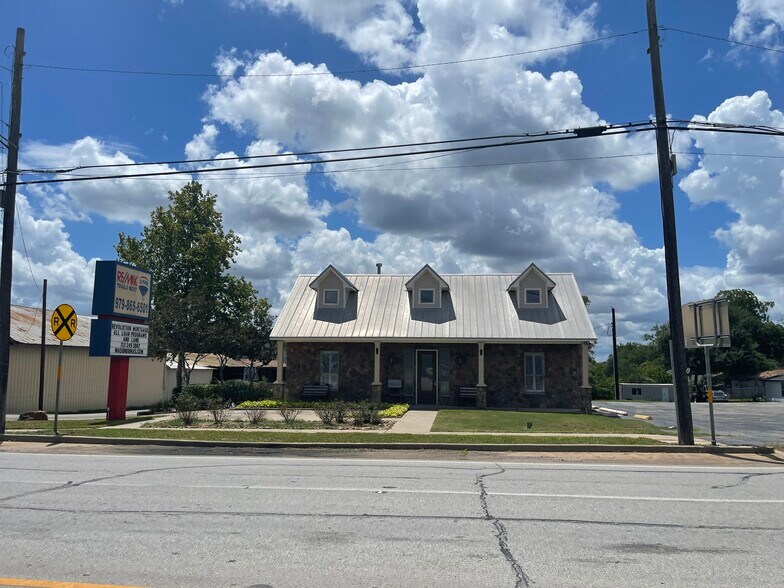 423 E Main St, Bellville, TX à louer - Photo de l’immeuble – Image 2 sur 12