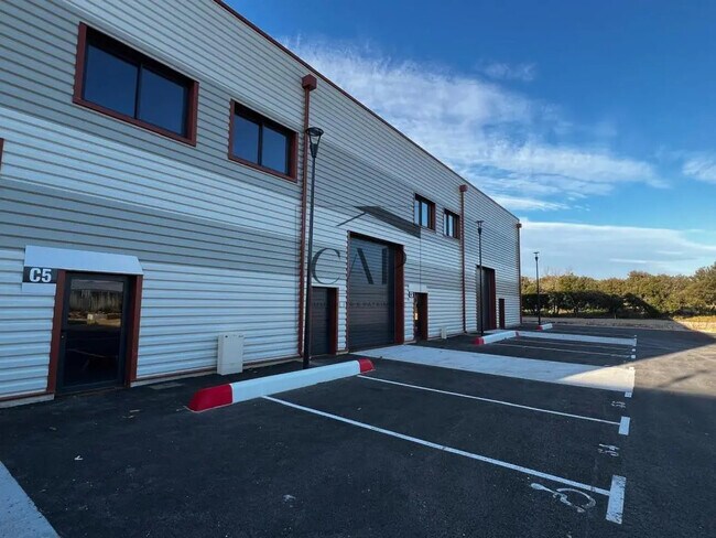 Plus de détails pour Local d’activités à vendre