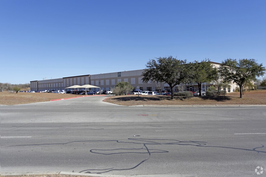 1732 Universal City Blvd, Universal City, TX à louer - Photo de l’immeuble – Image 2 sur 18