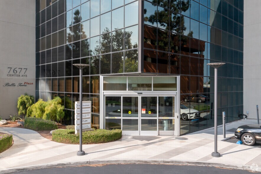 7677 Center Ave, Huntington Beach, CA à louer - Photo de l’immeuble – Image 2 sur 10