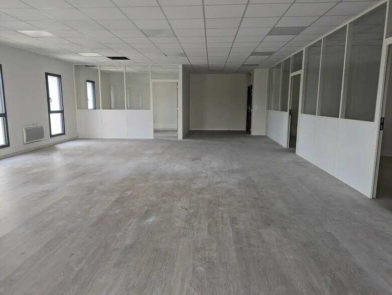 Bureau dans Franqueville-Saint-Pierre à louer - Photo de l’immeuble – Image 1 sur 6