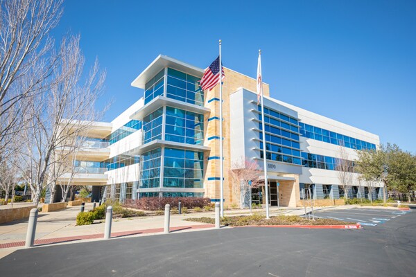 8890 Cal Center Dr, Sacramento, CA à louer - Photo de l’immeuble – Image 2 sur 20