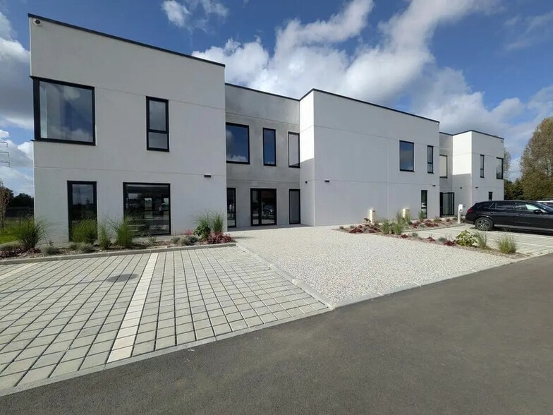 Bureau dans Saint-Martin-du-Vivier à louer - Photo de l’immeuble – Image 1 sur 4