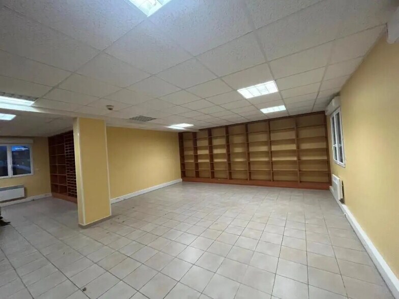 Bureau dans Fontenay-Trésigny à louer - Photo de l’immeuble – Image 3 sur 3