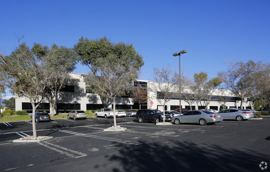 685 E Carnegie Dr, San Bernardino, CA à louer - Photo de l’immeuble – Image 2 sur 4