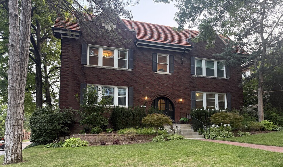 7700 Shirley Dr, Clayton, MO à vendre - Photo de l’immeuble – Image 2 sur 24