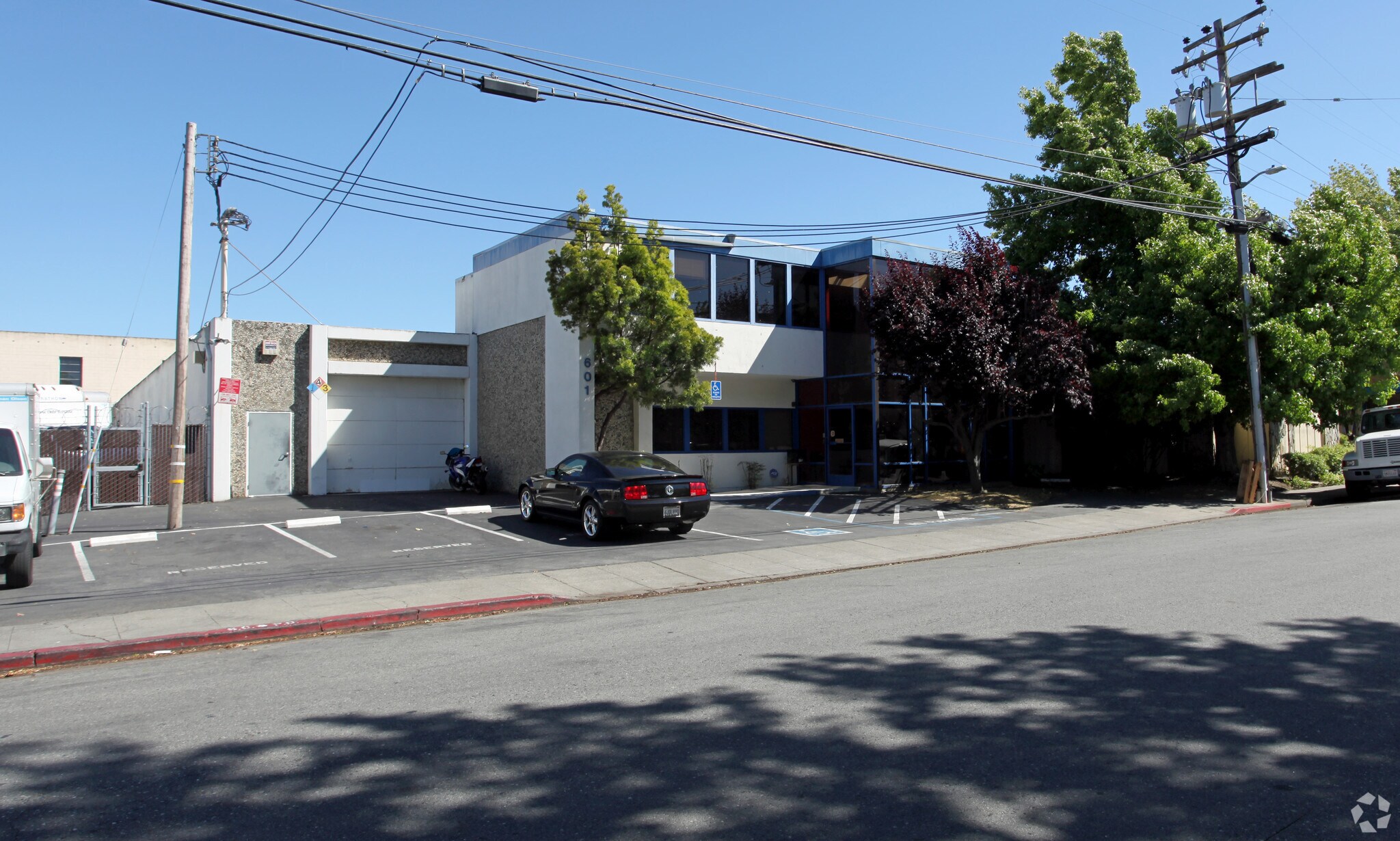 601 Taylor Way, San Carlos, CA à louer Photo principale– Image 1 sur 4