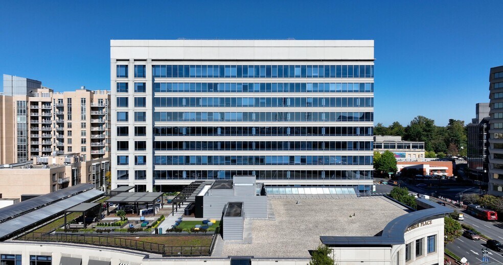 5404 Wisconsin Ave, Chevy Chase, MD à louer - Photo de l’immeuble – Image 3 sur 45