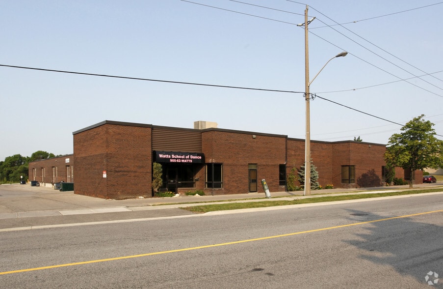 1090 Aerowood Dr, Mississauga, ON à louer - Photo de l’immeuble – Image 2 sur 5