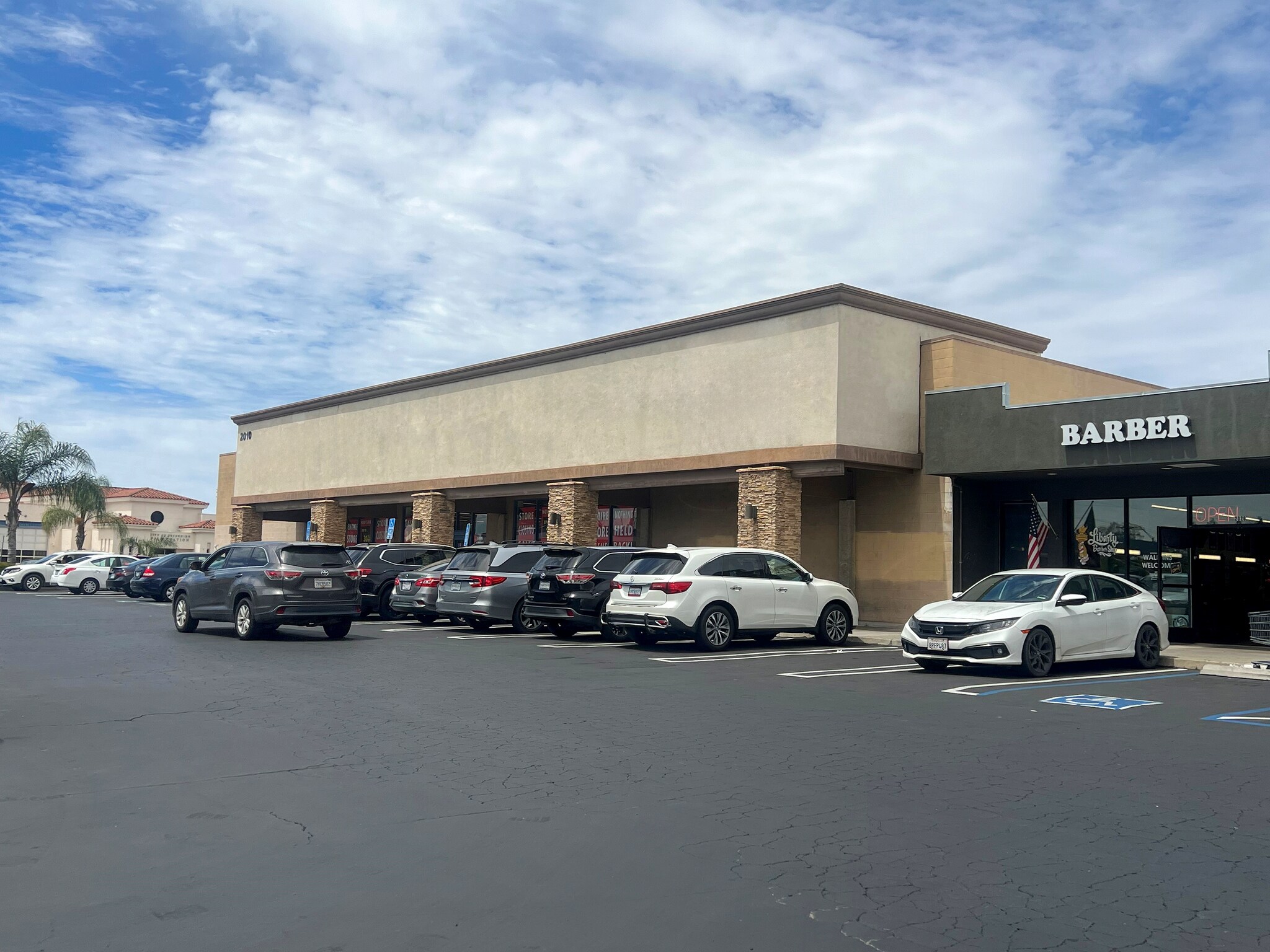 2010 E Valley Pky, Escondido, CA à vendre Photo de l’immeuble– Image 1 sur 3