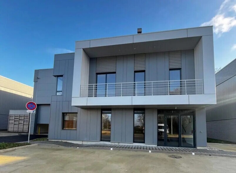 Local d’activités dans Chanteloup-en-Brie à louer - Photo de l’immeuble – Image 1 sur 9