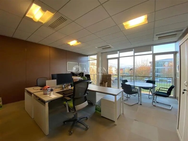 Bureau dans Voisins-le-Bretonneux à louer - Photo de l’immeuble – Image 2 sur 7