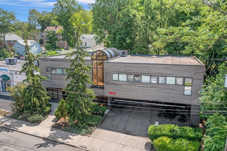 1345 Queen Anne Rd, Teaneck, NJ à louer - Photo de l’immeuble – Image 1 sur 18