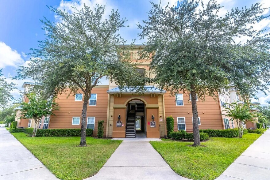 450 Fontana Cir, Oviedo, FL à louer - Photo de l’immeuble – Image 1 sur 31