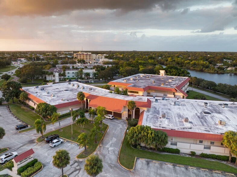 1801 SE Hillmoor Dr, Port Saint Lucie, FL à louer - Photo principale – Image 1 sur 18