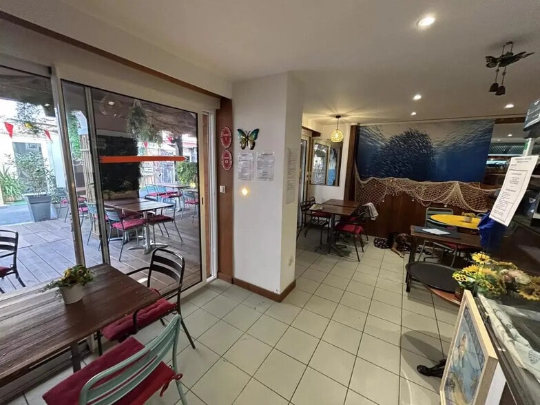 Local commercial dans Saint-Raphaël à vendre - Photo de l’immeuble – Image 3 sur 12