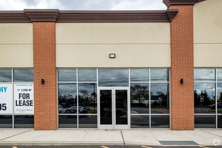 1871 Old Country Rd, Riverhead, NY à louer - Photo de l’immeuble – Image 2 sur 5